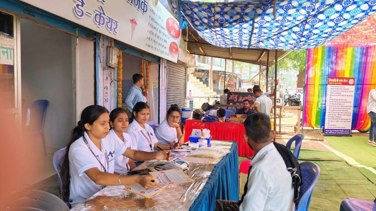 Meraki Manthan volunteers running a free community health camp